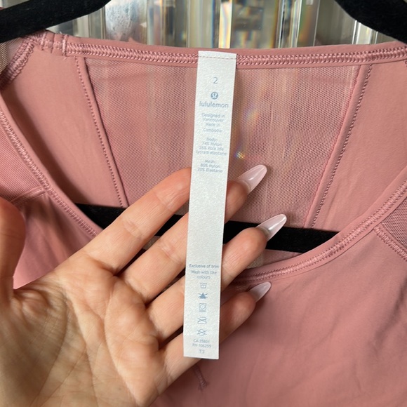 New w/o tags pink lululemon mauve sheer paneled Tee w/slit in back sz2 - Picture 6 of 6